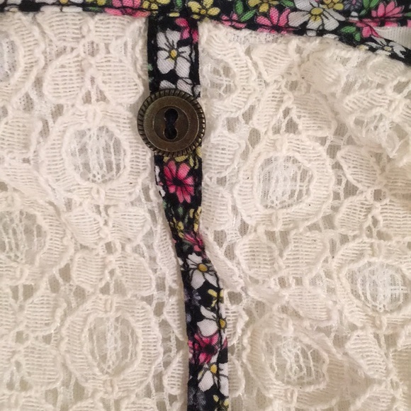 NWOT white lace crop top with floral trim 😍 - Picture 6 of 8